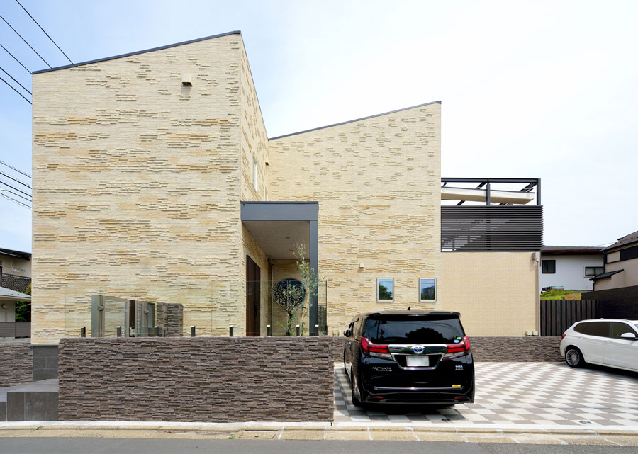 ボーダータイルと直線的なファサードが美しい吉相のデザイン住宅