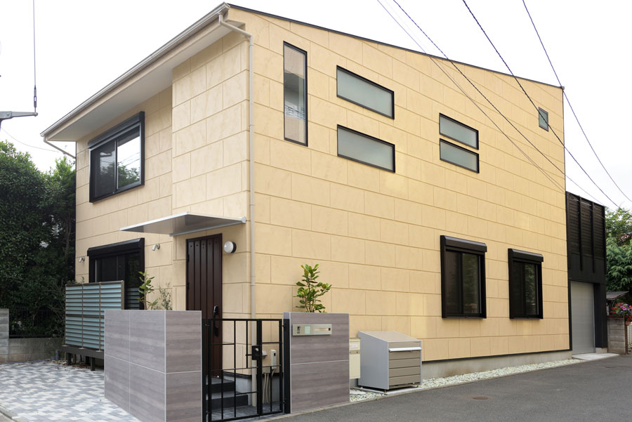 色とテクスチャーにこだわった吉相のデザイン住宅